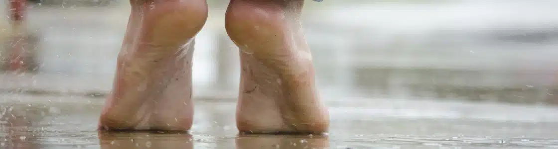 Barfuß im Regen