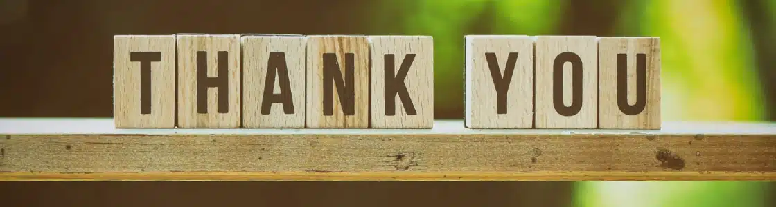 Schriftzug "THANK YOU" aus Holzbuchstaben