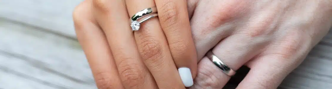 Close-up auf Hände mit Eheringen