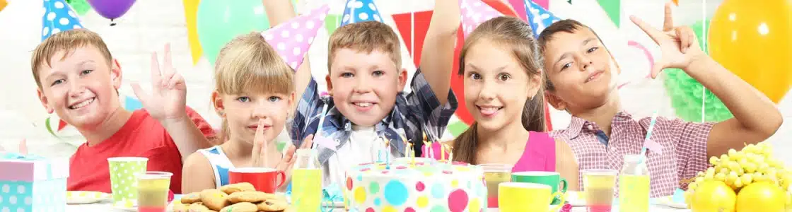fünf Kinder feiern Kindergeburtstag