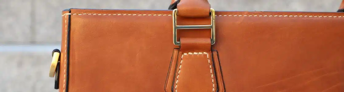 Detail einer Handtasche aus Leder