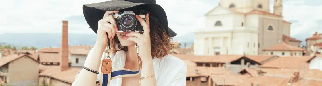 Frau fotografiert den Betrachter