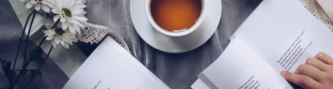Tee beim Lesen