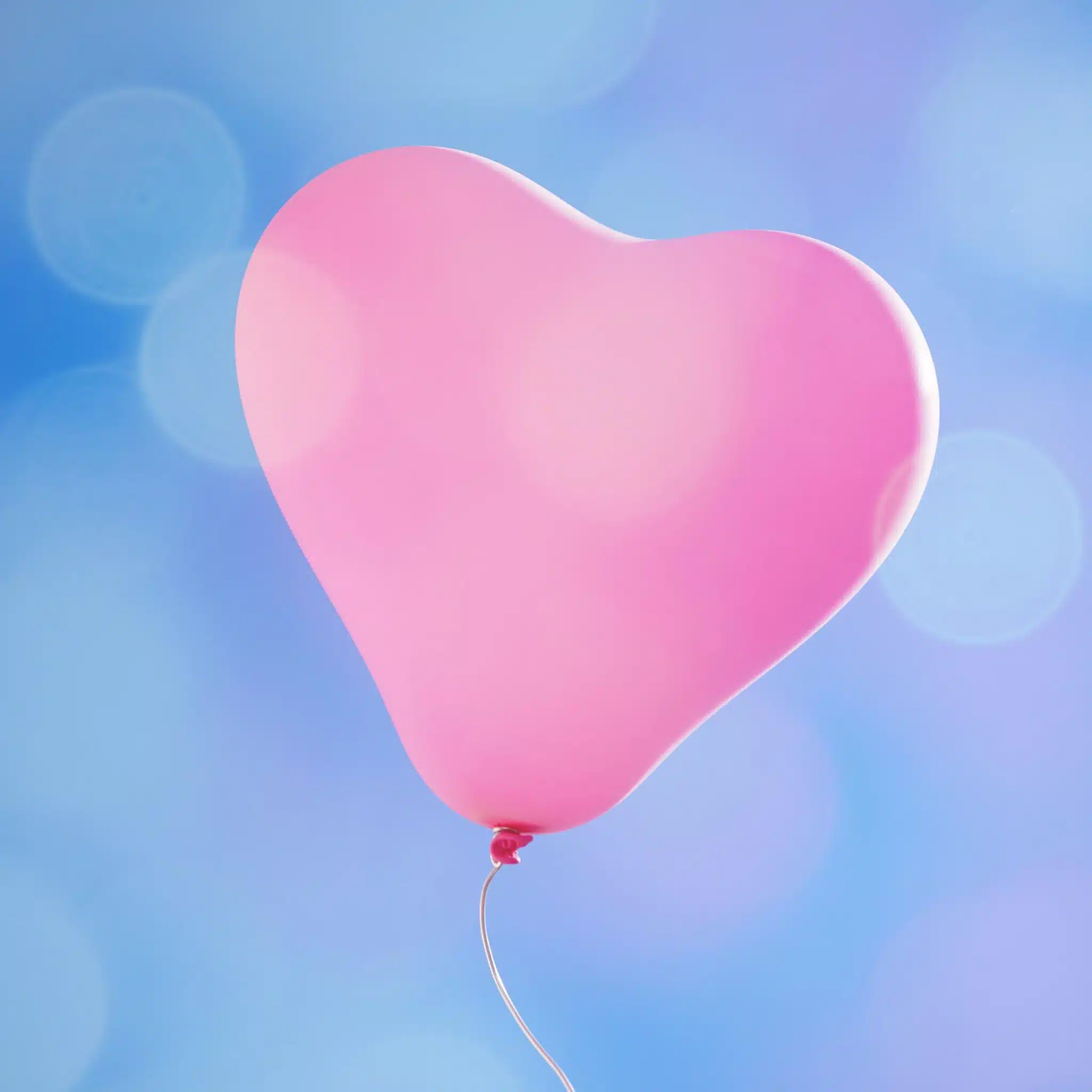 Luftballon, der in den Himmel steigt, als Symbol für Loslassen