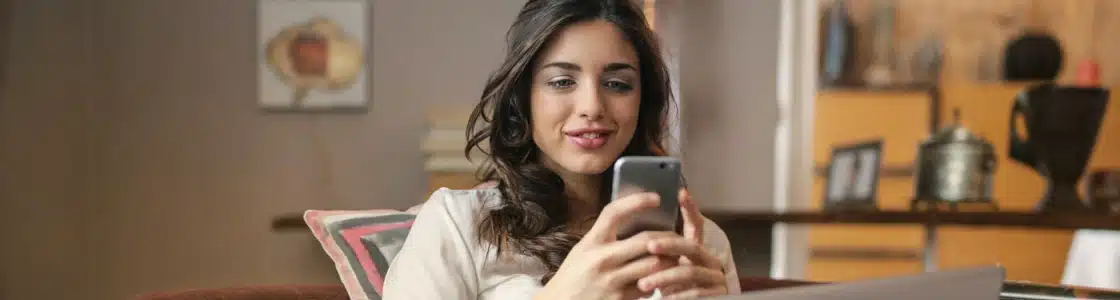 junge Frau am Smartphone