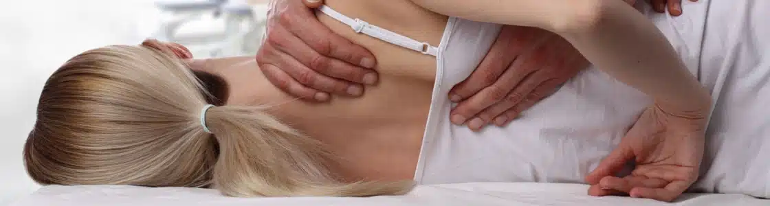 Frau während osteopathischer Behandlung