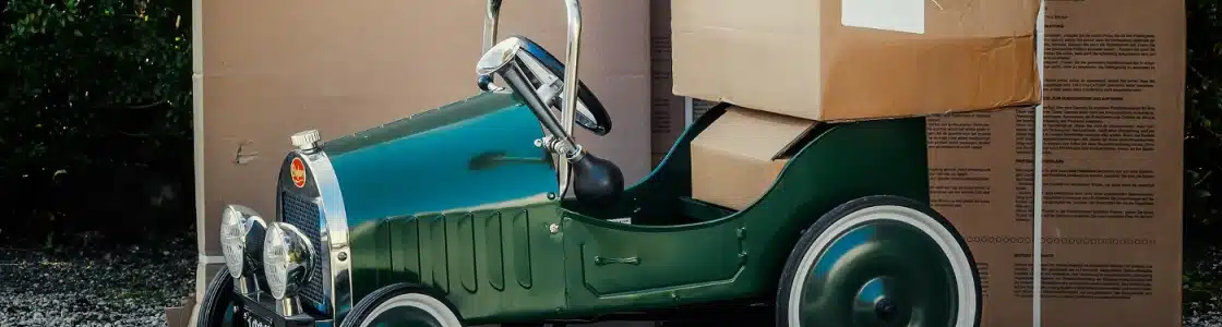 Spielzeugauto bepackt mit Umzugskartons