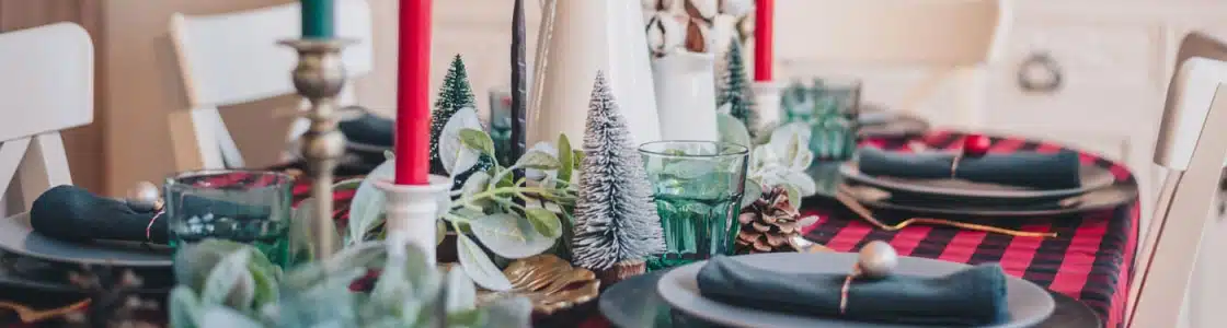 für Weihnachten dekorierter Tisch