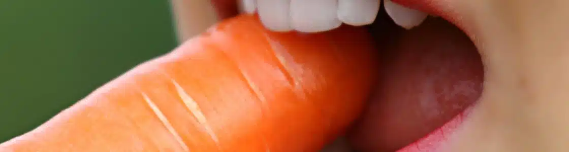 Biss in eine Karotte